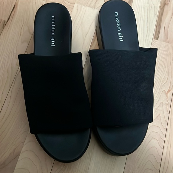 Madden girl platform slides 🖤 - Picture 2 of 3